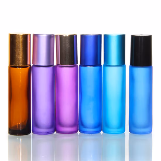 10 ml transparente Roll-on-Glasflasche mit einfarbigem Logo auf Aluminiumkappe