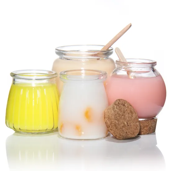 Glas-Joghurt-Pudding-Gläser mit Kork und Kunststoffdeckel. Glas-Pudding-Flasche